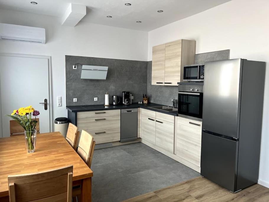Moderne, Stilvolle Ferienwohnung In Eich Extérieur photo